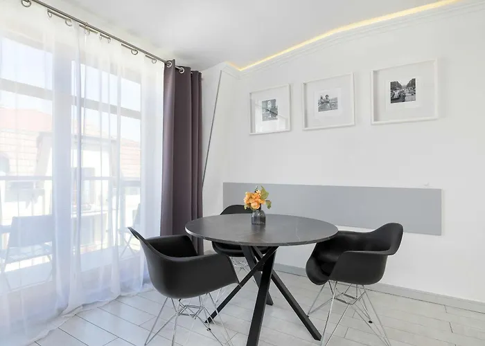 Cosy With Parking & Balcony By Renters