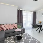 Cosy With Parking & Balcony By Renters 아파트 소포트