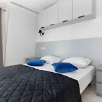 Apartmán Cosy With Parking & Balcony By Renters