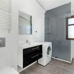 Cosy With Parking & Balcony By Renters 아파트