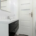 Cosy With Parking & Balcony By Renters 소포트