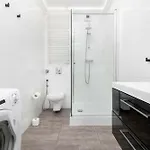 Cosy With Parking & Balcony By Renters Apartmán