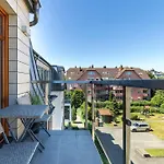 Cosy With Parking & Balcony By Renters Apartmán