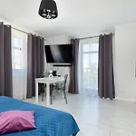 Cosy With Parking & Balcony By Renters Apartmán