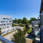 Cosy With Parking & Balcony By Renters Apartmán