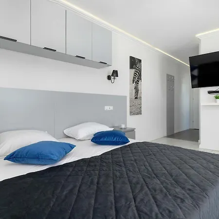 Cosy With Parking & Balcony By Renters