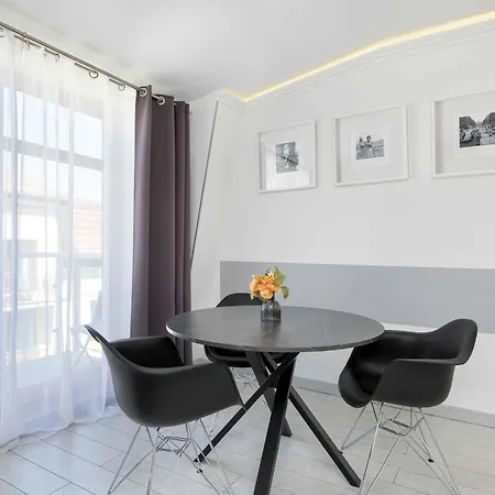 Cosy With Parking & Balcony By Renters