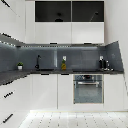 Appartamento Cosy With Parking & Balcony By Renters