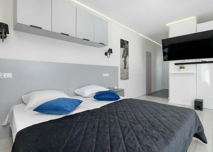 Cosy With Parking & Balcony By Renters