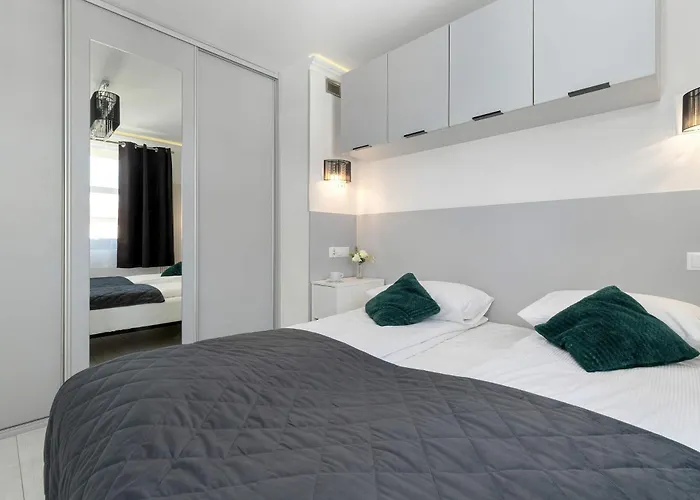 Cosy With Parking & Balcony By Renters