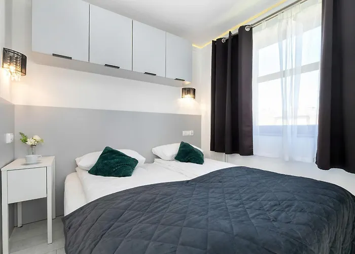 Appartamento Cosy With Parking & Balcony By Renters