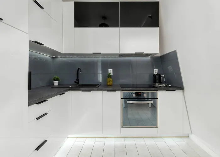 Appartamento Cosy With Parking & Balcony By Renters