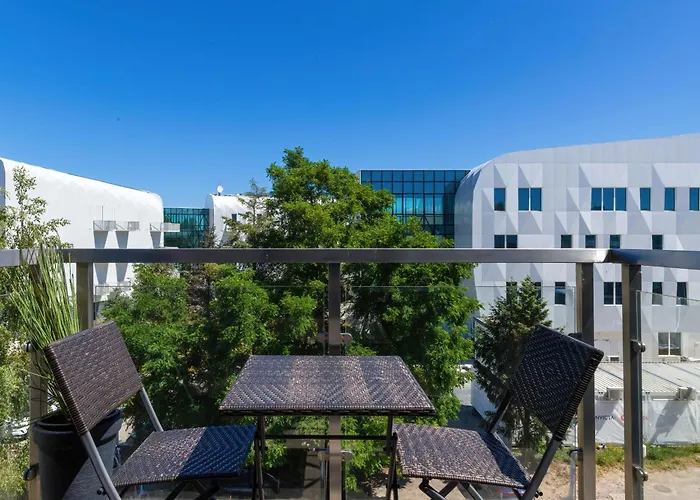 Cosy With Parking & Balcony By Renters *